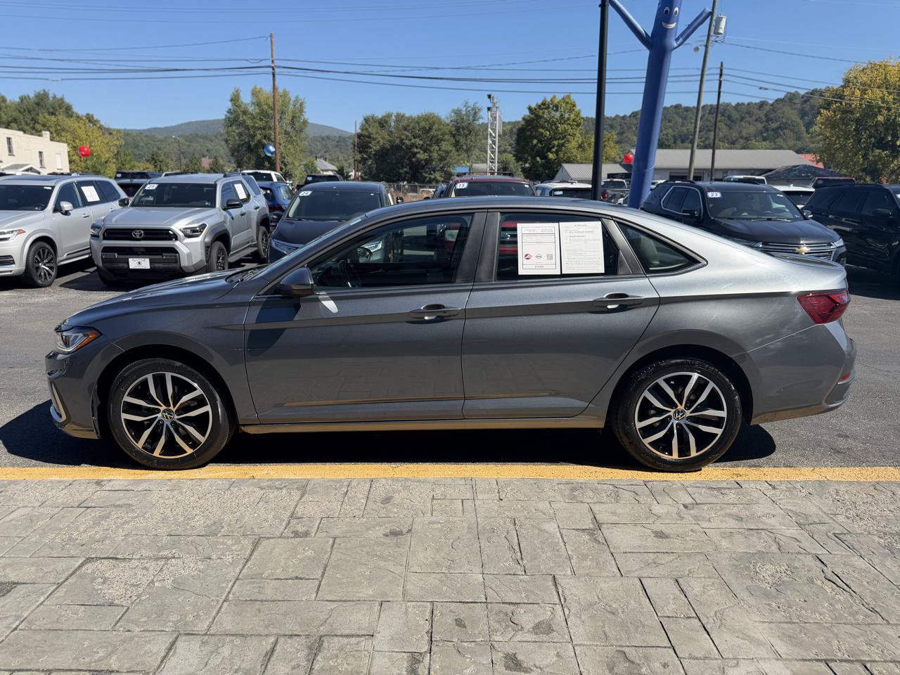 Used 2025 Volkswagen Jetta SE FWD image 5
