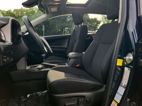 Used 2018 Toyota RAV4 XLE AWD/4WD image 25