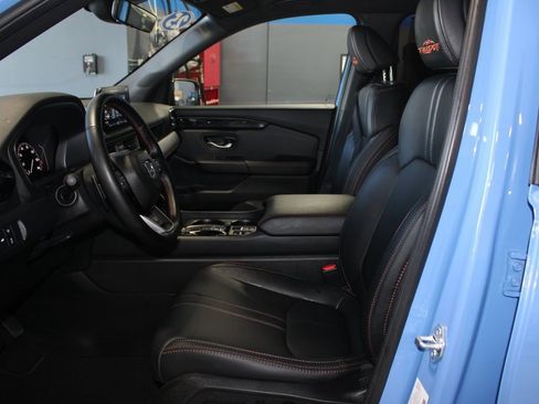 Used 2025 Honda Pilot TrailSport image 12