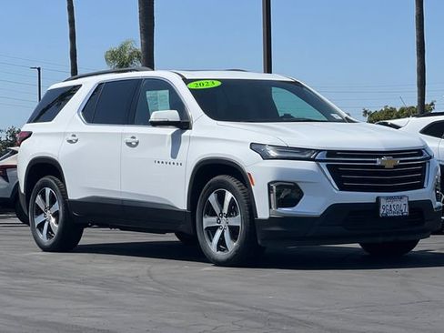 Used 2023 Chevrolet Traverse LT w/ LT Premium Package FWD image 2