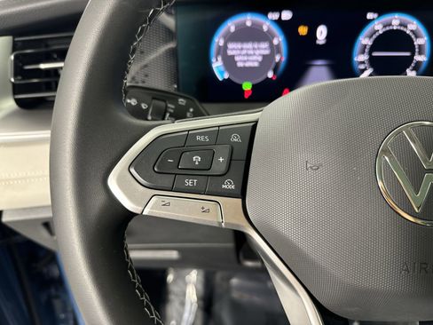 Used 2025 Volkswagen Tiguan SE image 12