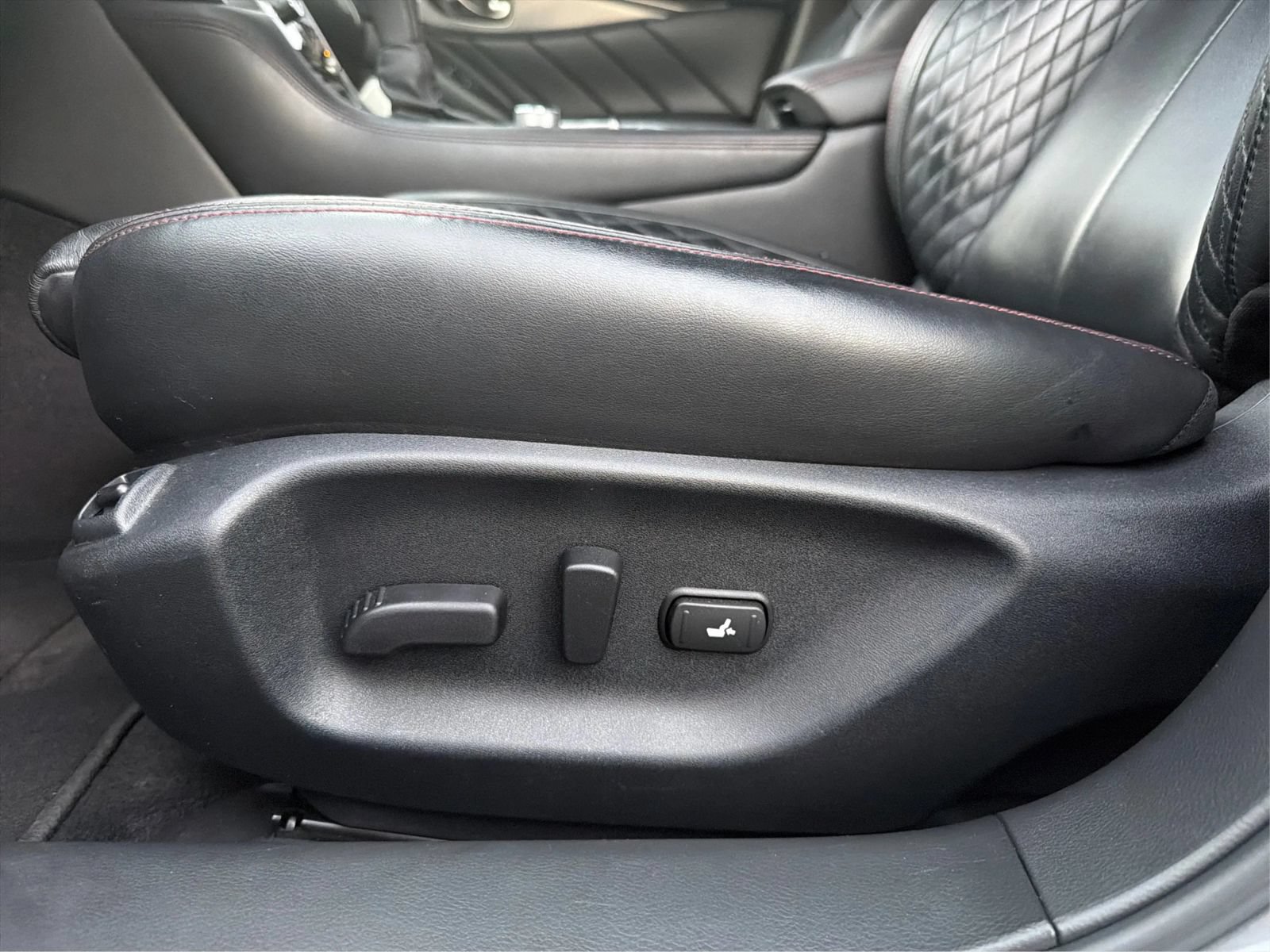 Used 2018 INFINITI Q50 Red Sport 400 w/ Sensory Package (Sport) RWD image 19