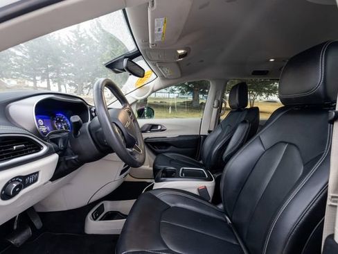 Used 2024 Chrysler Pacifica Touring-L image 12