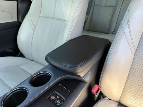 Used 2013 Toyota Avalon Limited FWD image 29
