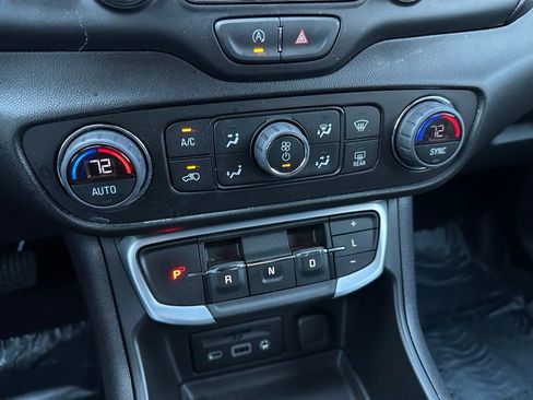 Used 2022 GMC Terrain SLT image 26