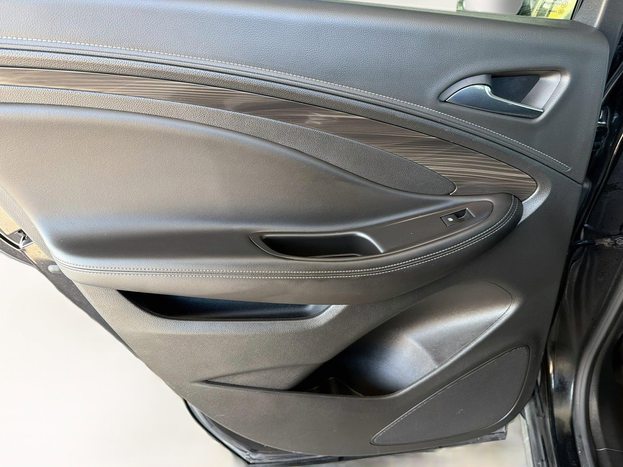 Used 2019 Buick Envision Essence AWD/4WD image 26