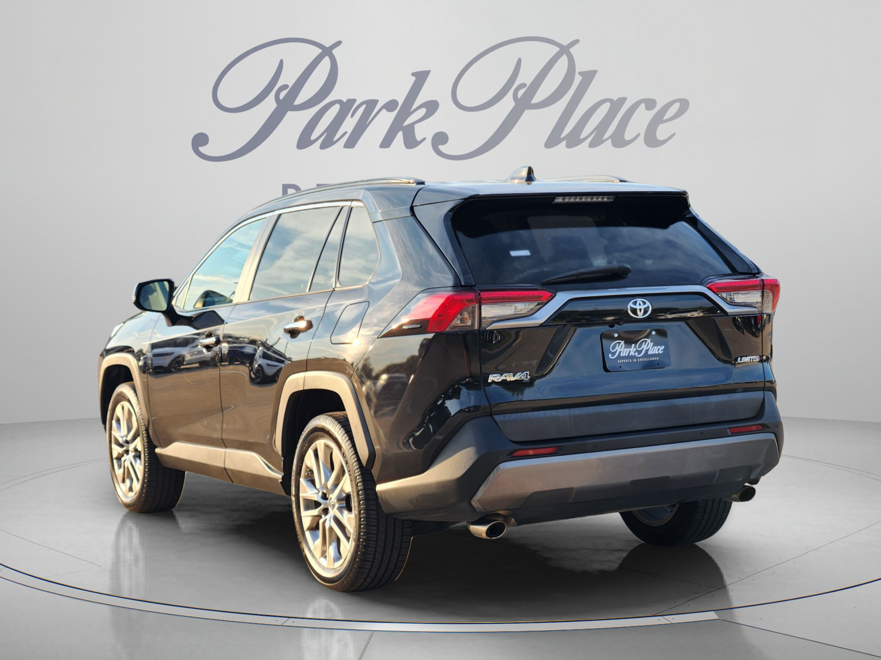 Used 2019 Toyota RAV4 Limited w/ Cold Weather Package FWD image 3