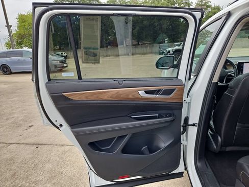 Used 2025 Volkswagen Atlas SE FWD image 27