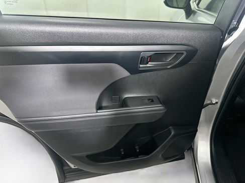 Used 2023 Toyota Highlander LE image 26