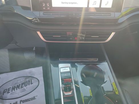 Used 2024 Volkswagen Atlas SE image 11