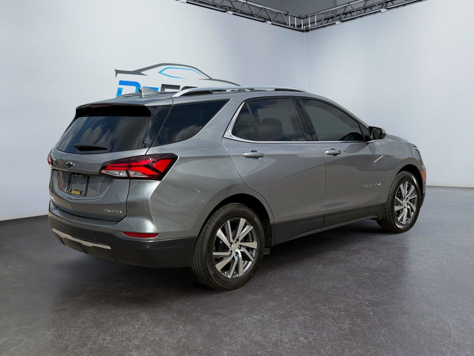Used 2024 Chevrolet Equinox Premier FWD image 3