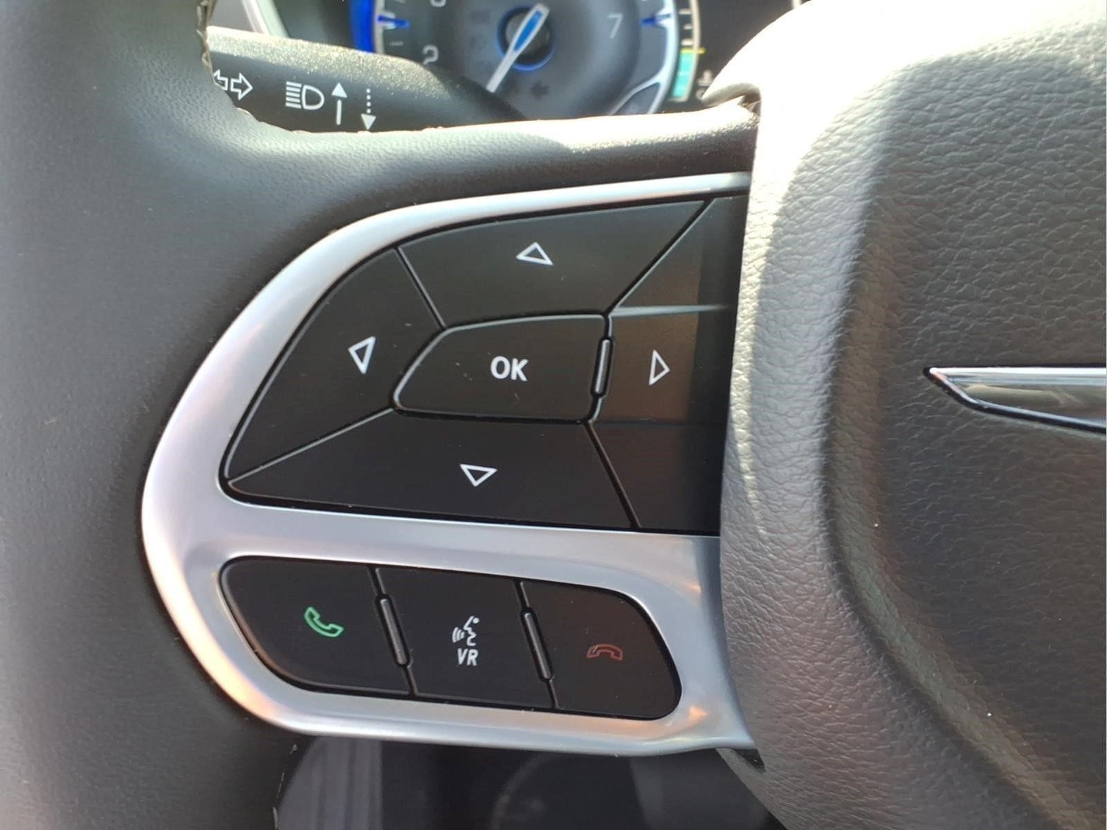 Used 2023 Chrysler Pacifica Touring-L FWD image 13