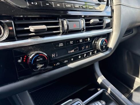 Used 2022 Nissan Pathfinder SL image 36