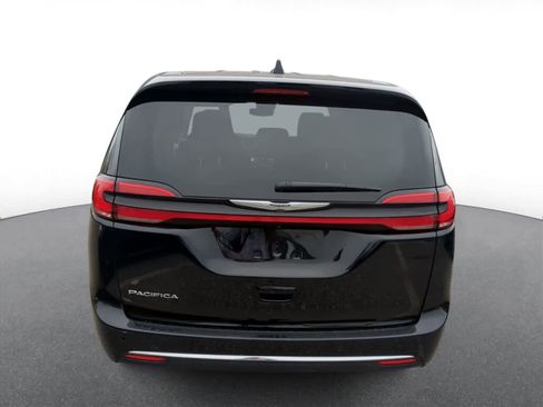 Used 2024 Chrysler Pacifica Touring-L FWD image 7