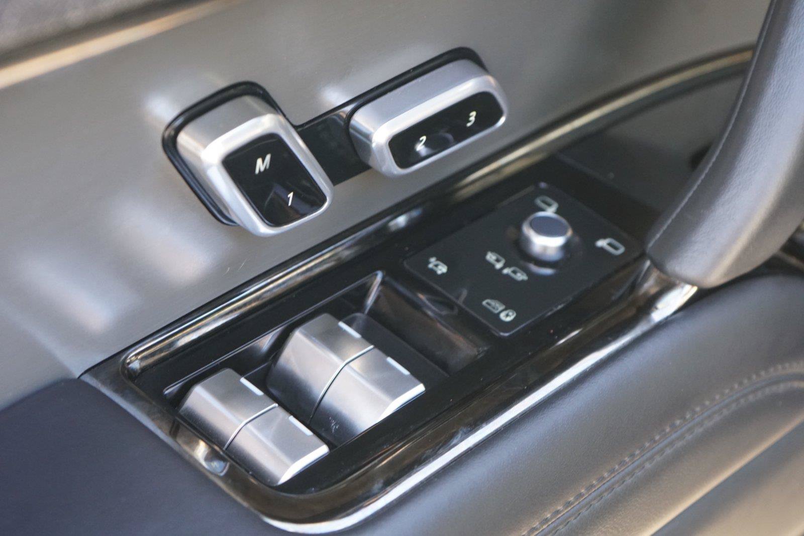 Used 2025 Land Rover Range Rover Sport SE AWD/4WD image 19