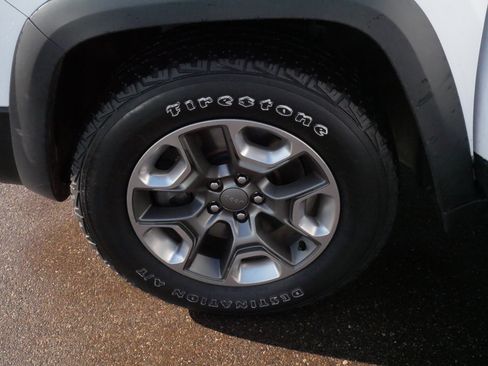 Used 2019 Jeep Cherokee Trailhawk w/ Cold Weather Group image 17