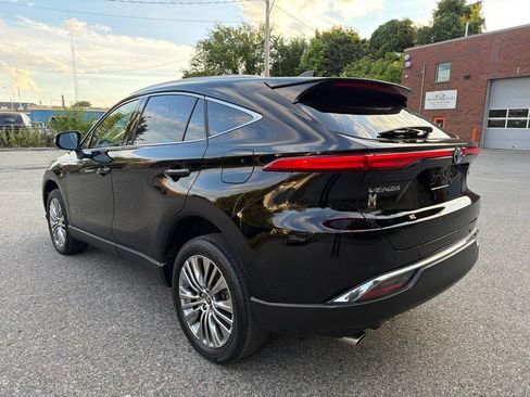 Used 2024 Toyota Venza XLE AWD/4WD image 4
