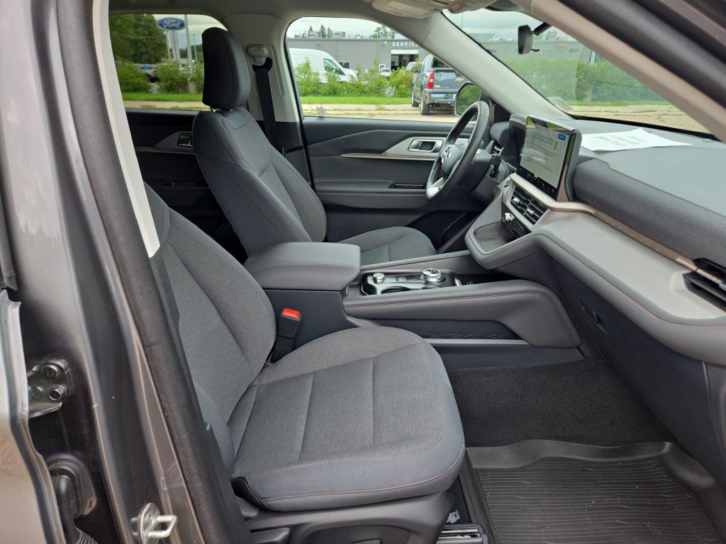 Used 2025 Ford Explorer Active AWD/4WD image 10