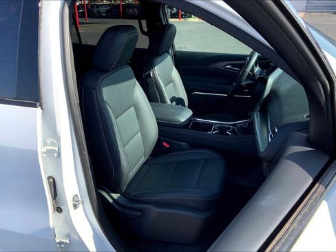 Used 2024 Chevrolet Traverse LT image 9