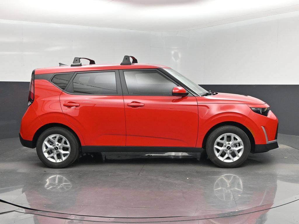 Used 2025 Kia Soul LX w/ LX Technology Package FWD image 2
