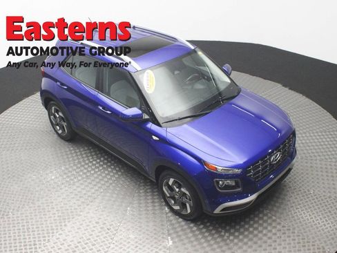 Used 2024 Hyundai Venue SEL FWD image 3