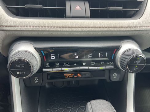 Used 2021 Toyota RAV4 XLE w/ Convenience Package FWD image 29
