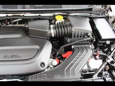 Used 2023 Chrysler Pacifica Touring-L FWD image 40