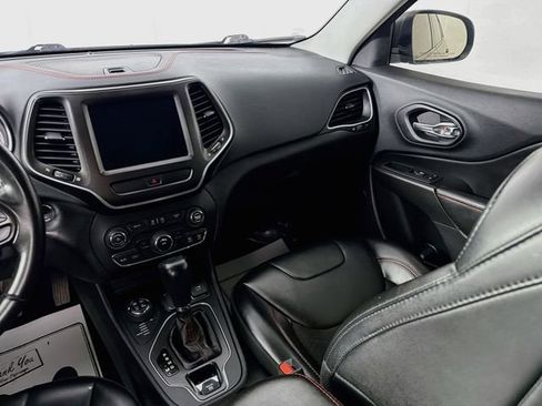 Used 2020 Jeep Cherokee Trailhawk AWD/4WD image 23