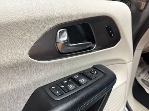 Used 2021 Chrysler Pacifica Touring-L FWD image 23