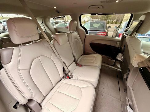 Used 2020 Chrysler Pacifica Touring-L Plus image 10
