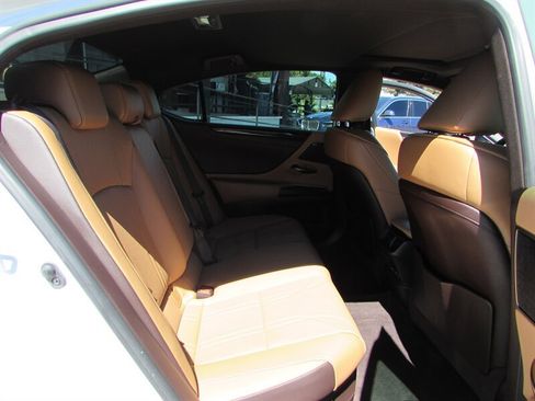 Used 2021 Lexus ES 300h w/ Accessory Package FWD image 30