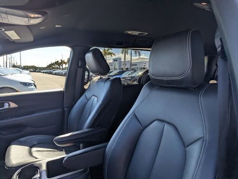 Used 2025 Chrysler Pacifica Select image 23