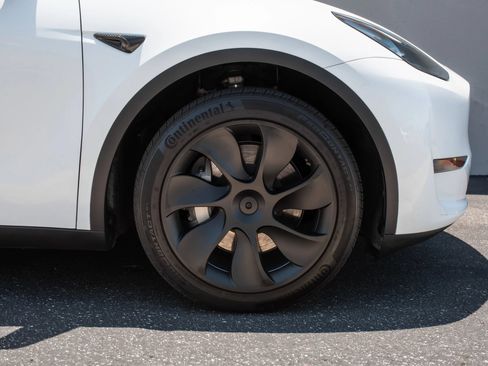 Used 2024 Tesla Model Y Long Range RWD image 39
