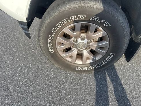 Used 2017 Toyota Tacoma SR5 AWD/4WD image 23