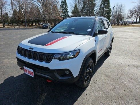 Used 2024 Jeep Compass Trailhawk image 2