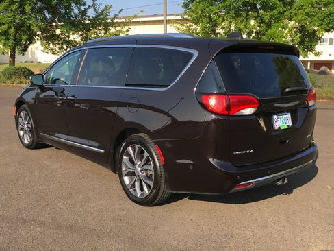 Used 2017 Chrysler Pacifica Limited FWD image 4
