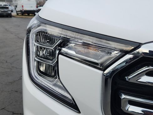 Used 2024 GMC Terrain SLT w/ Infotainment Package II image 9