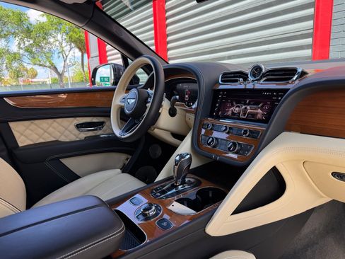 Used 2021 Bentley Bentayga image 29