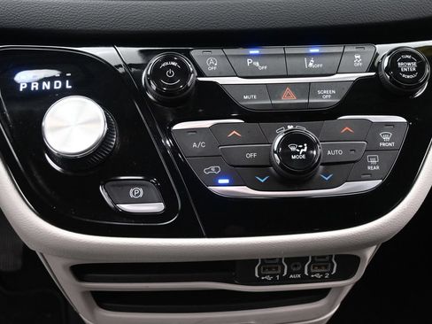 Used 2023 Chrysler Pacifica Touring-L FWD image 22