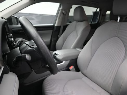 Used 2023 Toyota Highlander L image 17