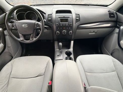 Used 2013 Kia Sorento LX w/ Value Pkg image 18