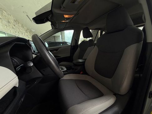 Used 2019 Toyota RAV4 XLE w/ Convenience Package FWD image 6