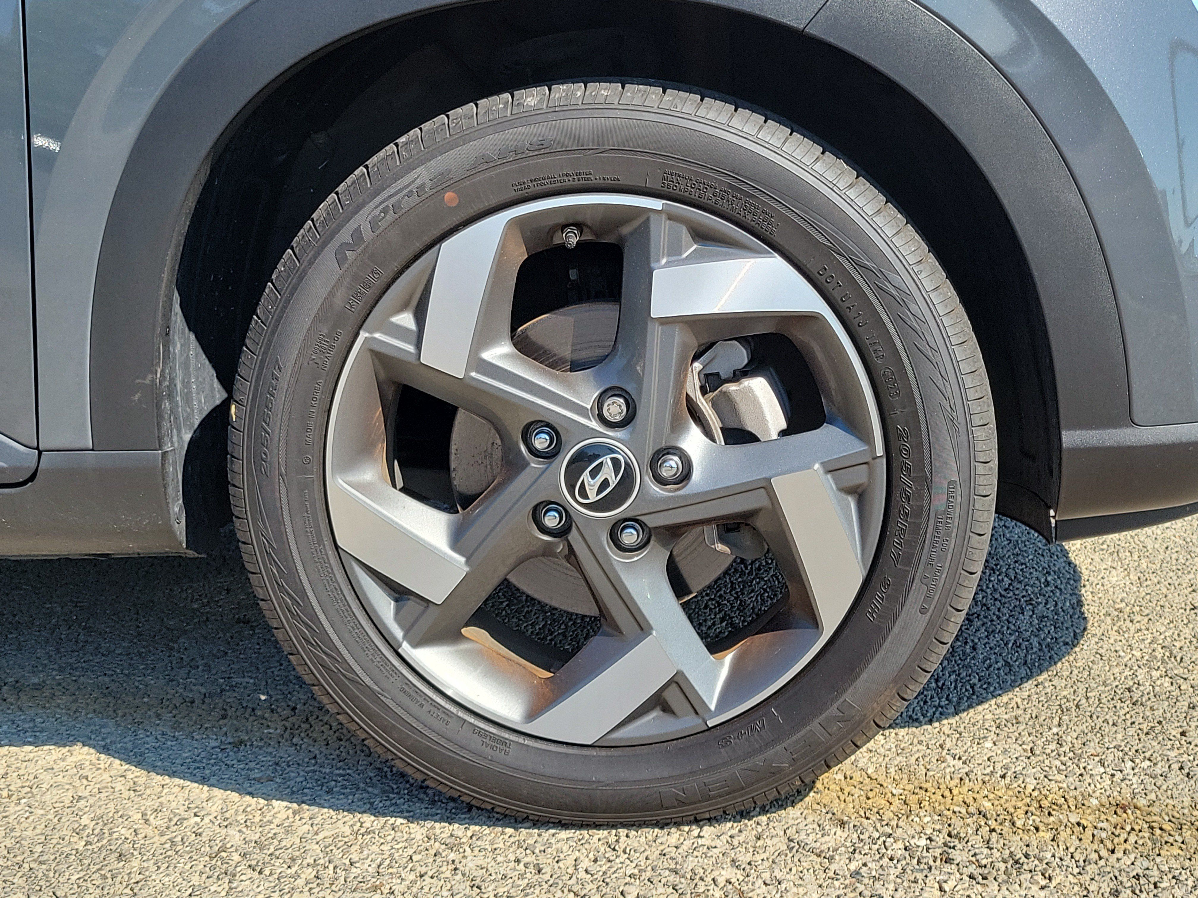 Used 2024 Hyundai Venue SEL FWD image 5