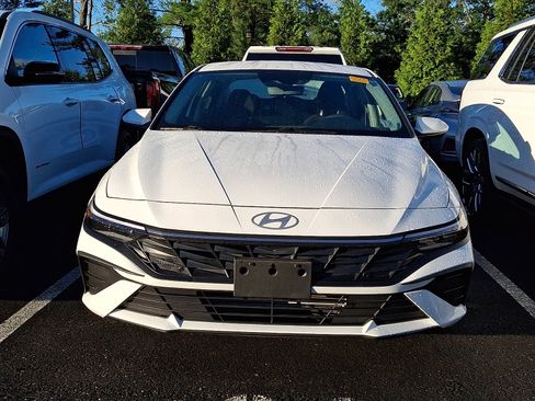 Used 2024 Hyundai Elantra SEL FWD image 3