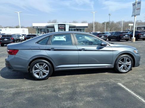Used 2024 Volkswagen Jetta SE image 8