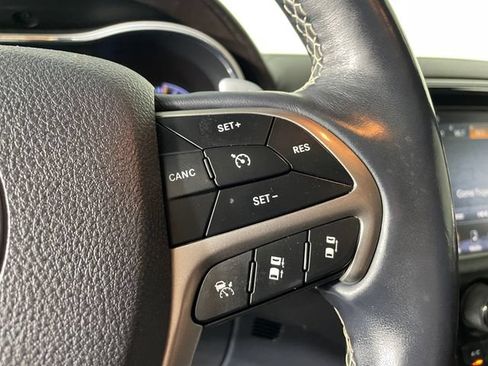 Used 2017 Jeep Grand Cherokee Overland w/ Jeep Active Safety Group AWD/4WD image 10