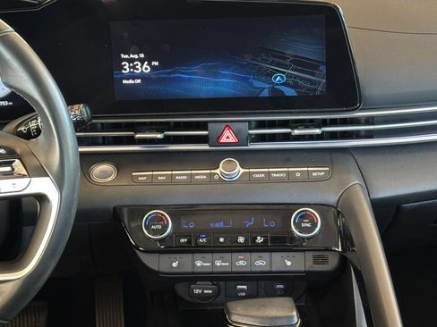 Used 2025 Hyundai Elantra SEL FWD image 17