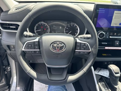 New 2025 Toyota Highlander XLE image 17
