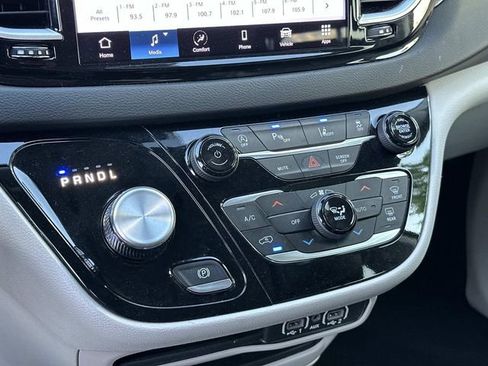 Used 2023 Chrysler Pacifica Touring-L FWD image 25