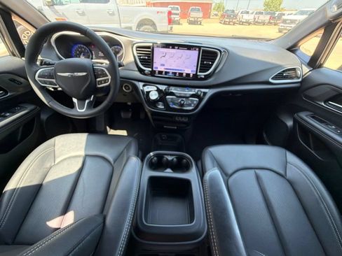 Used 2025 Chrysler Pacifica Select FWD image 22